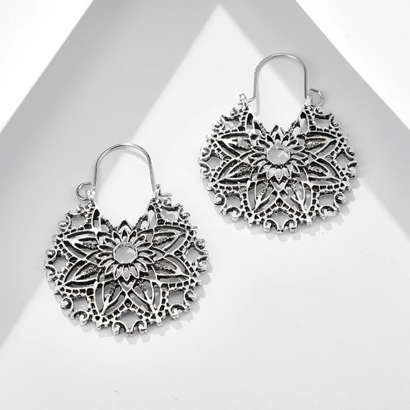 Boho antiqued flower earrings - Picture 6 of 10